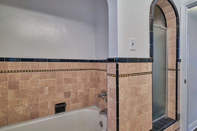 Building Photo - 1237 Hi Point St