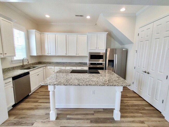 Building Photo - LUXURIOUS HIGH-END 2-story townhome in Market Common - walk to everything!