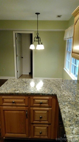 Building Photo - 433 Raintree Dr