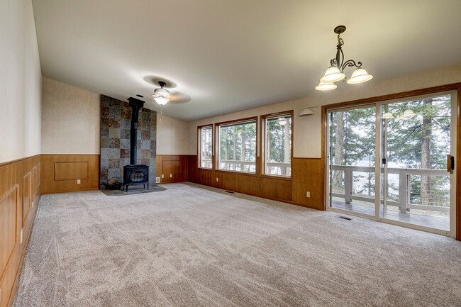 Building Photo - 3 Bedroom 2.5 bathroom nestled in woods with water view