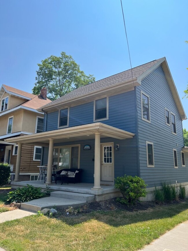 Building Photo - Newer Five Bedroom on Monroe St
