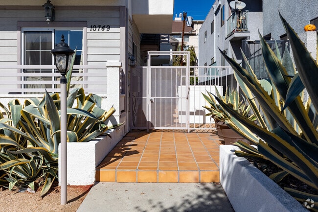 10749 Lawler St - West LA Townhouse