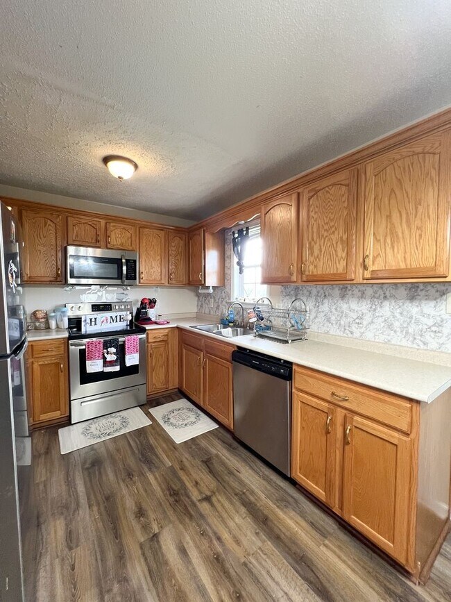 Building Photo - Single-Family Home in Oak Grove, KY--Large...