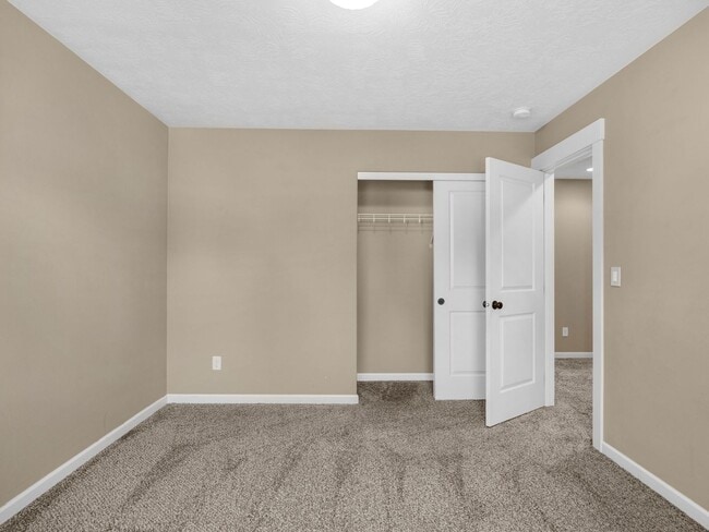 Building Photo - 330 SW Kalmia Ave