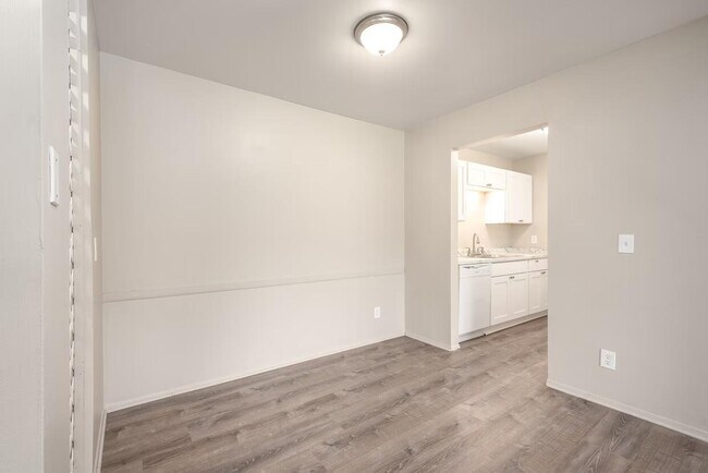 Building Photo - Everett Apartments - 119-07