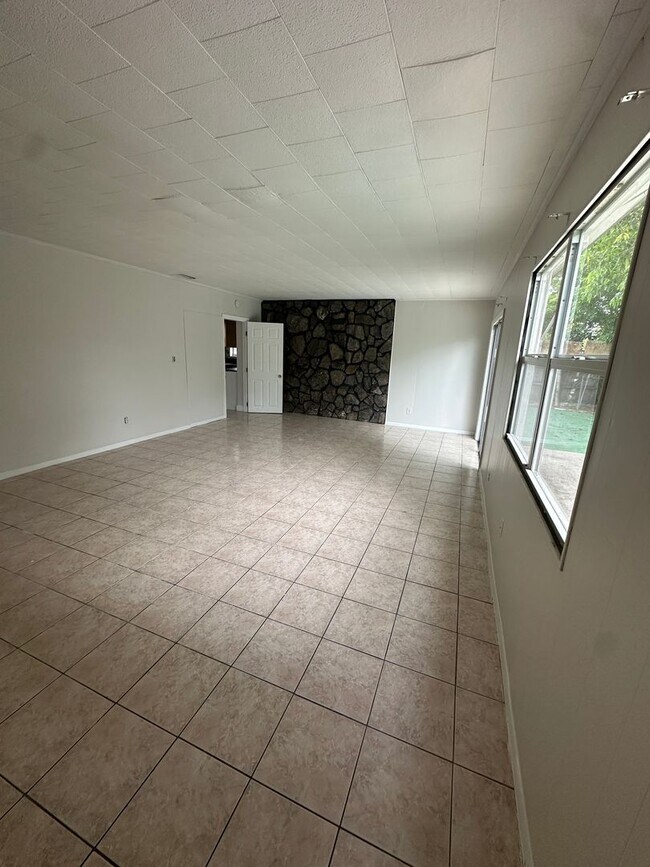 Building Photo - Come see this beautiful 4/2 single family ...
