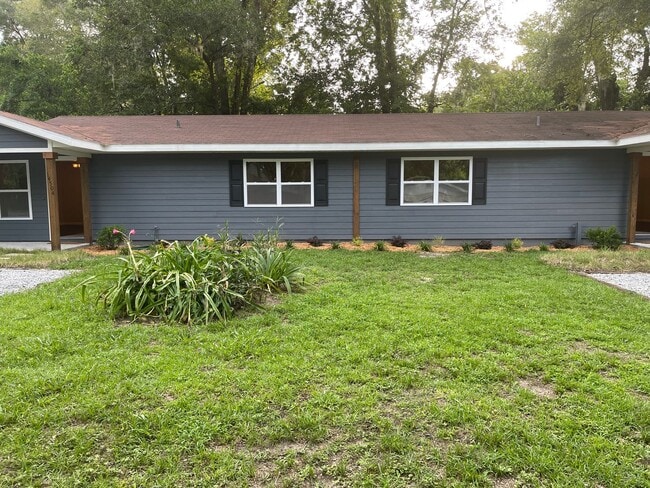 Building Photo - Welcome to this beautifully remodeled 2-bedroom duplex located in Alachua, conveniently situated ...
