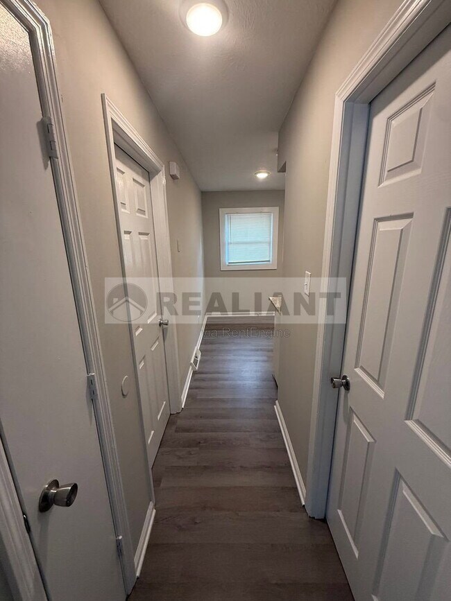 Building Photo - 1684 Hill View Pl