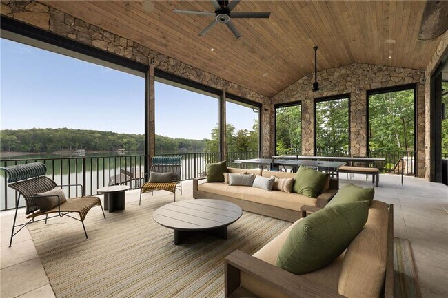 Building Photo - 725 Rocky Point Dr