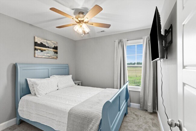 Building Photo - Fully Furnished and Move-In Ready - Flexib...