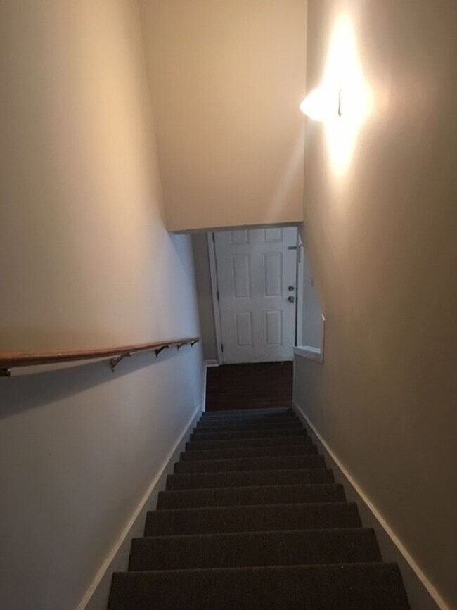 Building Photo - Knoxville 37920 - 2 bedroom, 1.5 bath town...