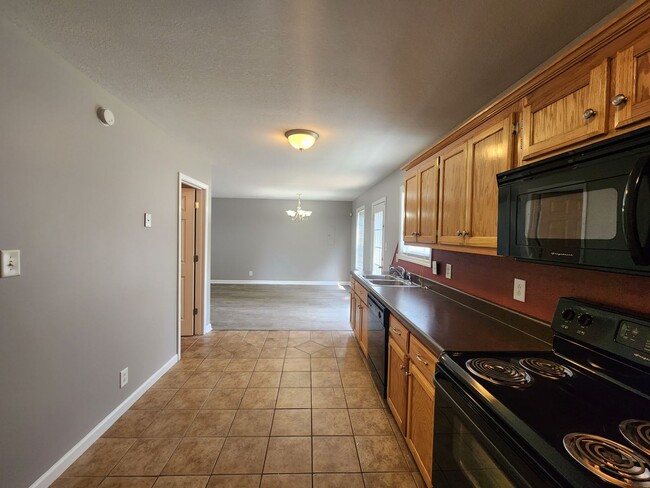 Building Photo - $1650 4 Bedroom 2.5 Bath Gorgeous Oak Grov...
