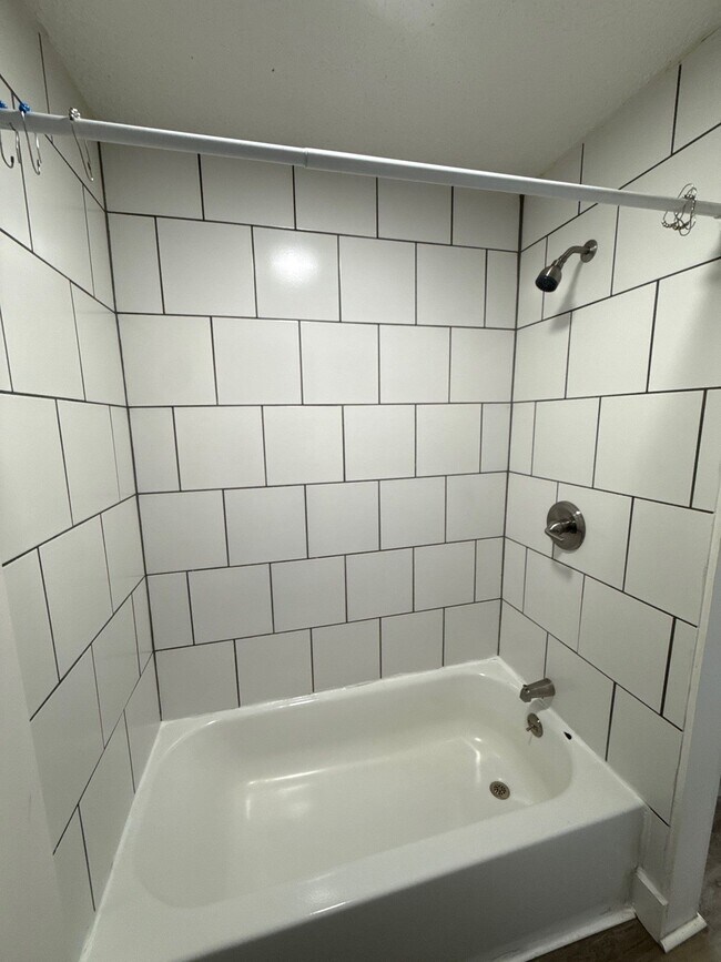 Building Photo - 1116/ 1120 Bonacker