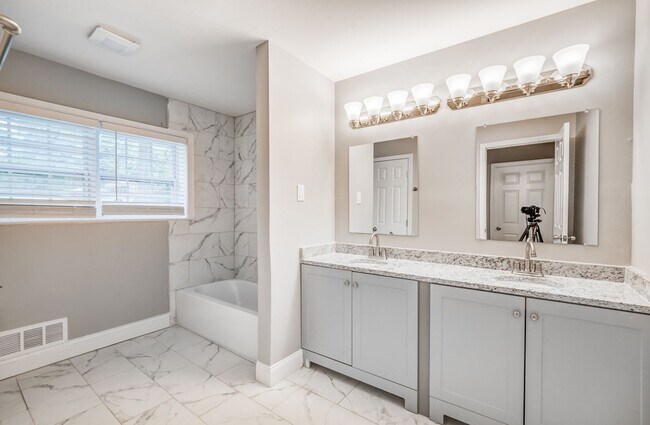 Building Photo - Charming 4-Bedroom, 3-Bath Single-Family Home in Memphis