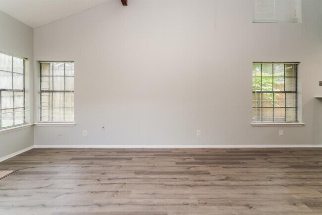 Building Photo - 200 Pecan Dr