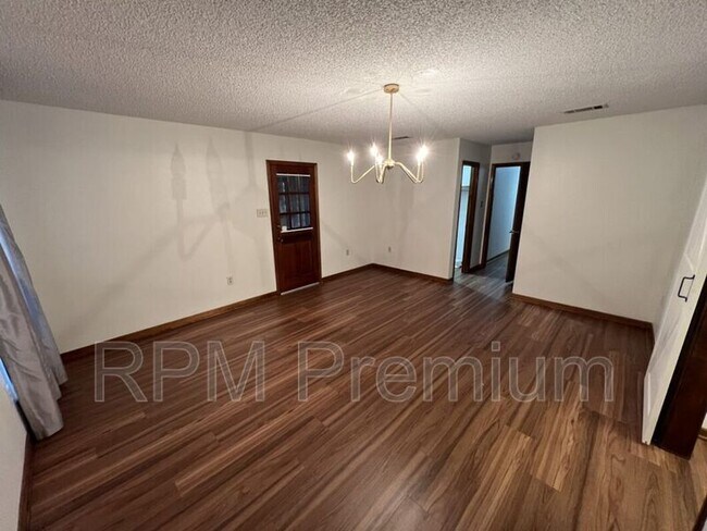 Building Photo - 13936 Cayuga Dr