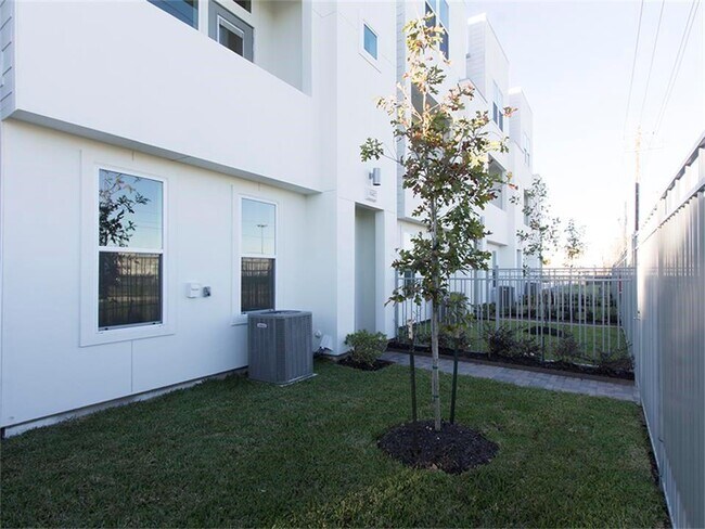 Building Photo - 3141 Leeland St