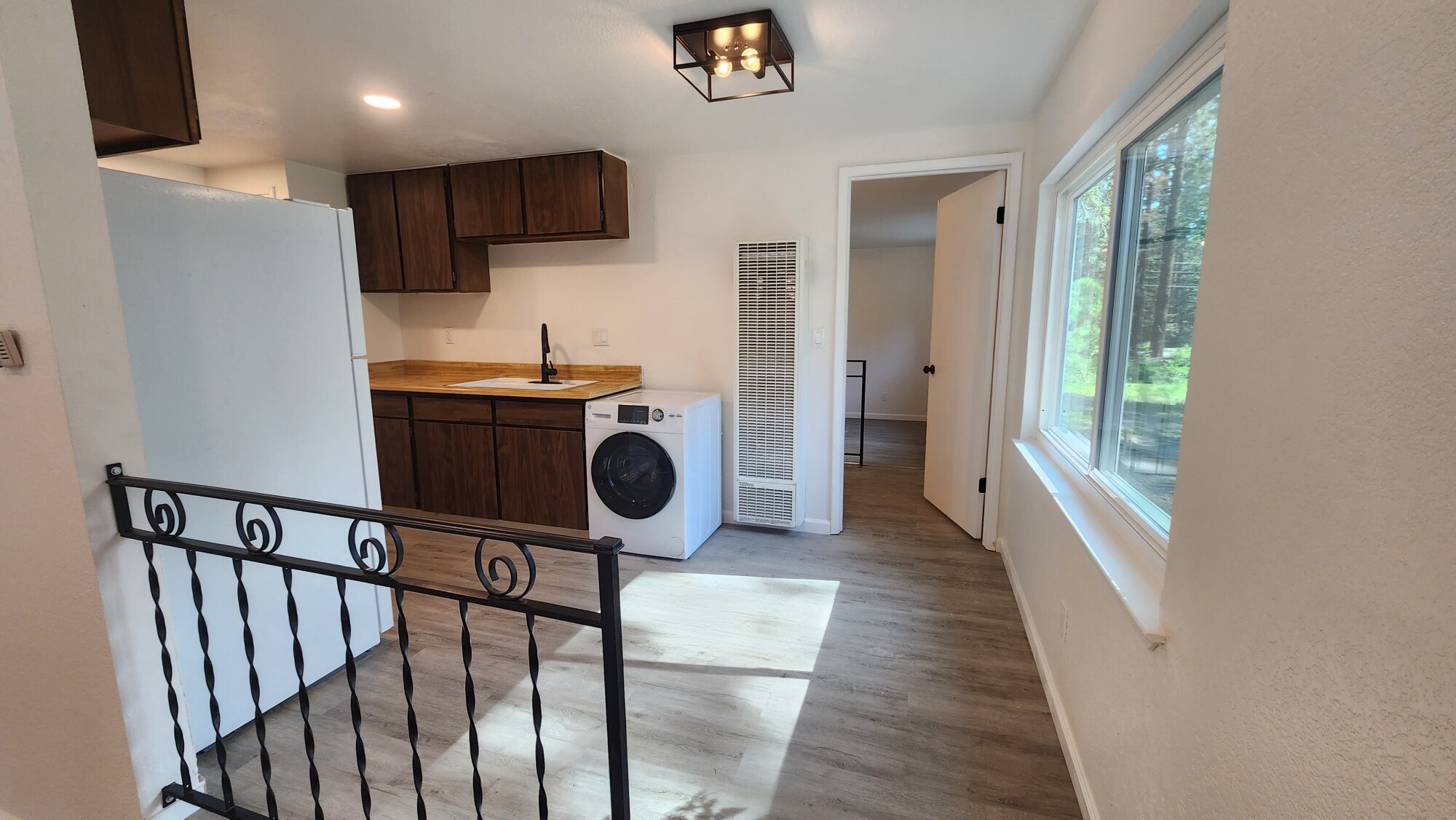 Kitchen - 579 James Ave