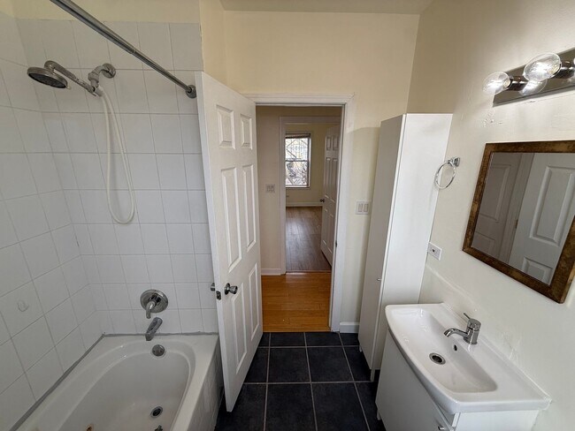 Building Photo - Charming 1-Bedroom apartment in Logan Square!