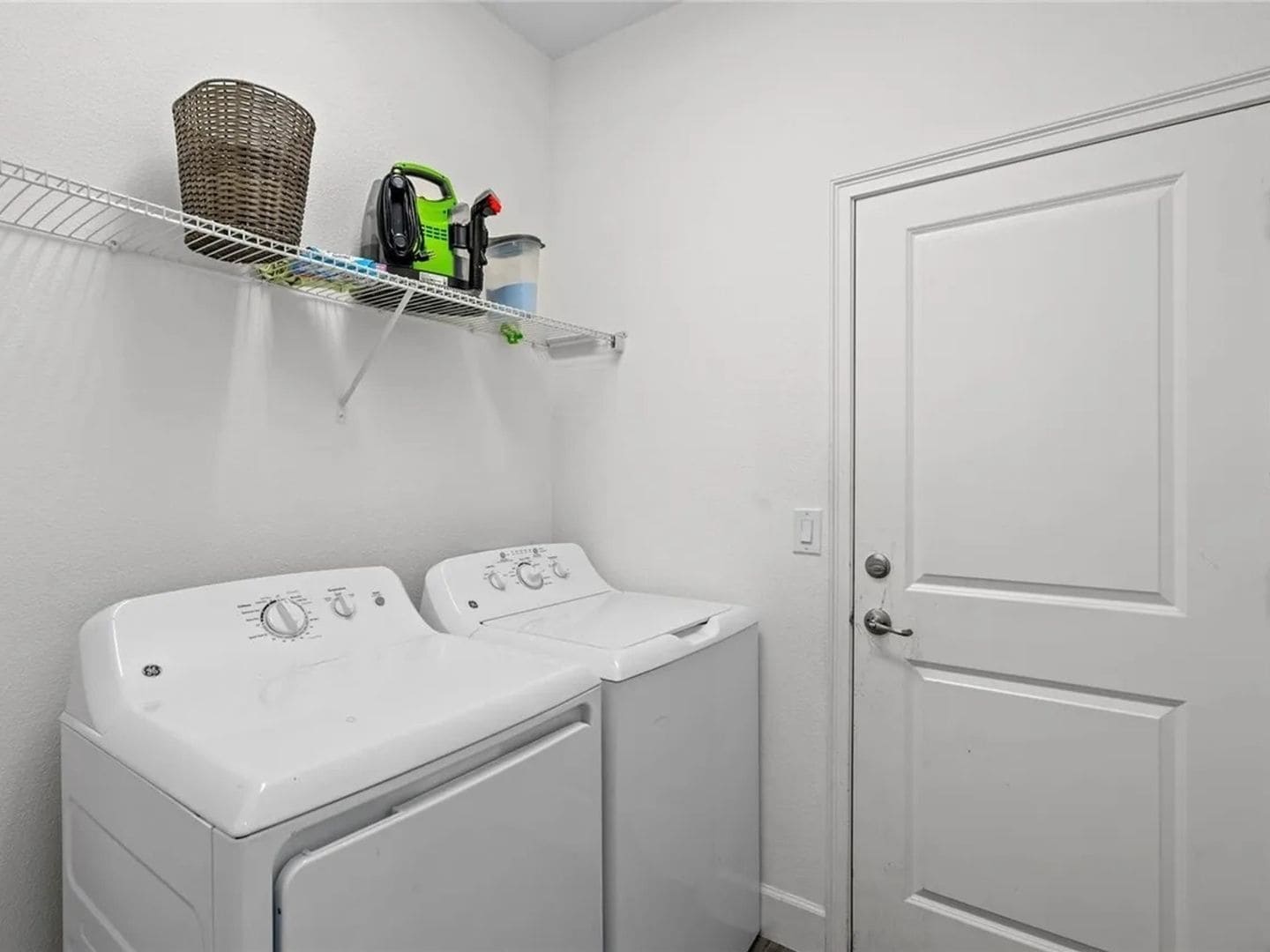 Building Photo - 2043 Rush Bay Wy