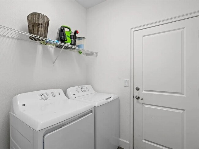 Building Photo - 4 Bedroom Single Family Home in Orlando