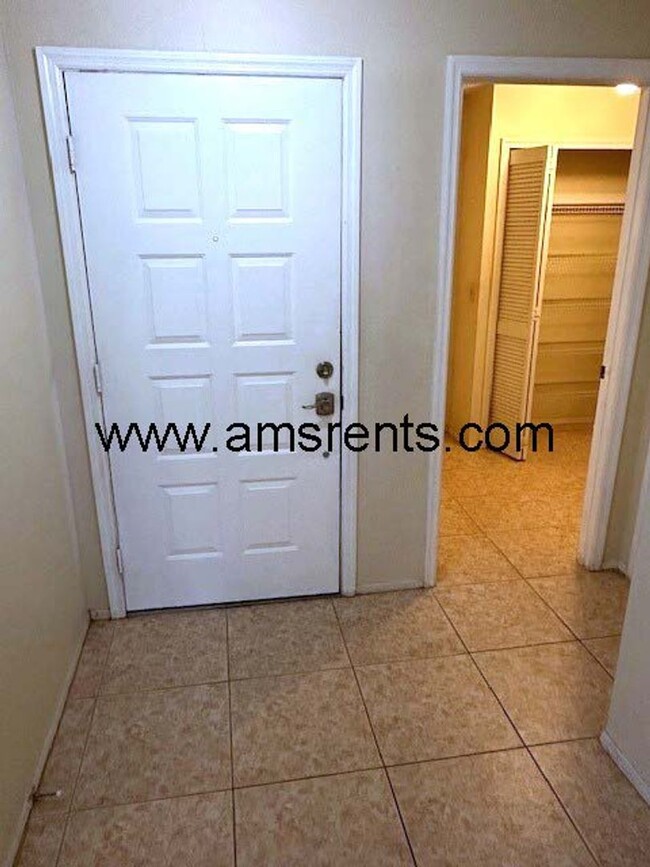 Building Photo - 3 bedroom Townhouse in Orlando