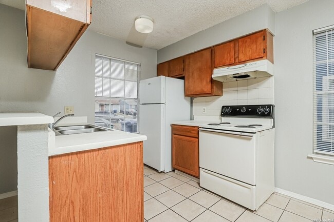 Building Photo - 820 W Olmos Dr