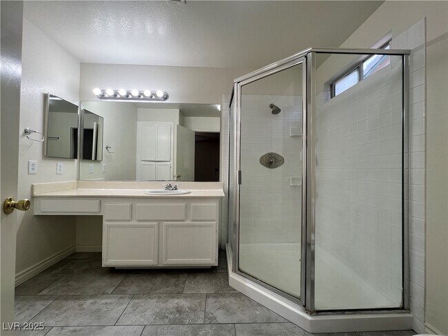 Building Photo - 5586 Lago Ct