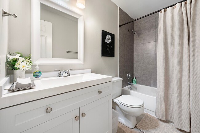 Building Photo - *PARK FLEX STAYS - FULLY FURNISHED* Welcome to your home base in South Durham!