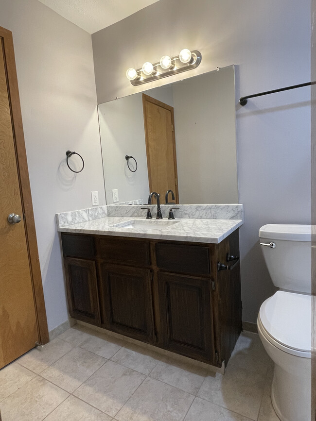 ensuite bathroom - 3118 S 116th St