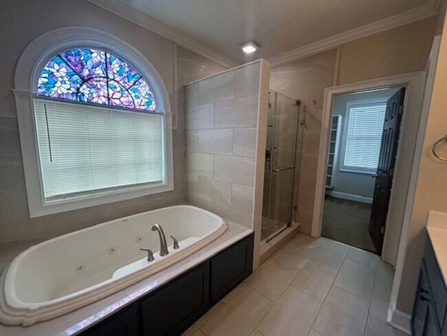 Building Photo - Spacious Single Family Home with Great Backyard!