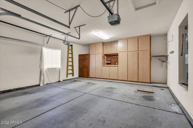 Building Photo - 902 E Madeline Dr