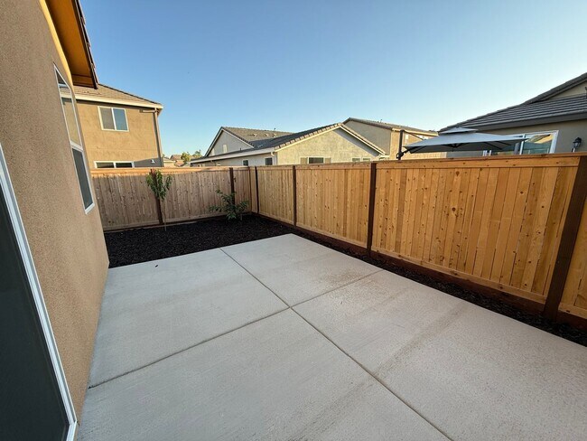 Building Photo - Brand NEW single story home in Hughson!