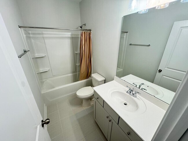 Building Photo - 3 Bedroom End unit Townhome - Master Down