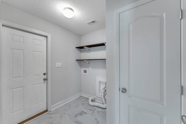 Building Photo - 211 High Green Dr