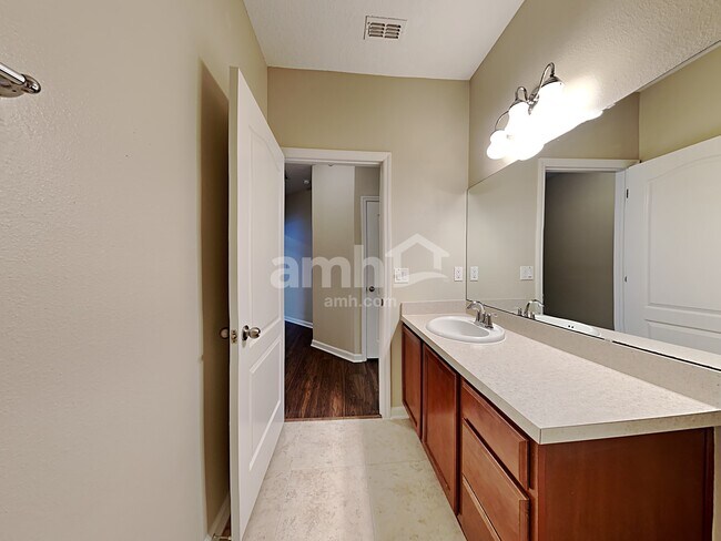 Building Photo - 795 Mosswood Chase