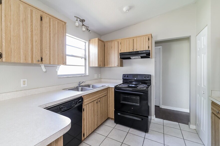 Building Photo - 648 Caribou Ct