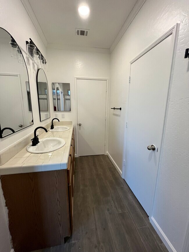 Primary Photo - 5183 E Lowe Ave