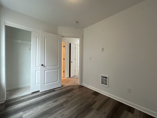 Building Photo - Bright End-Unit Townhouse with a Loft & Covered Patio