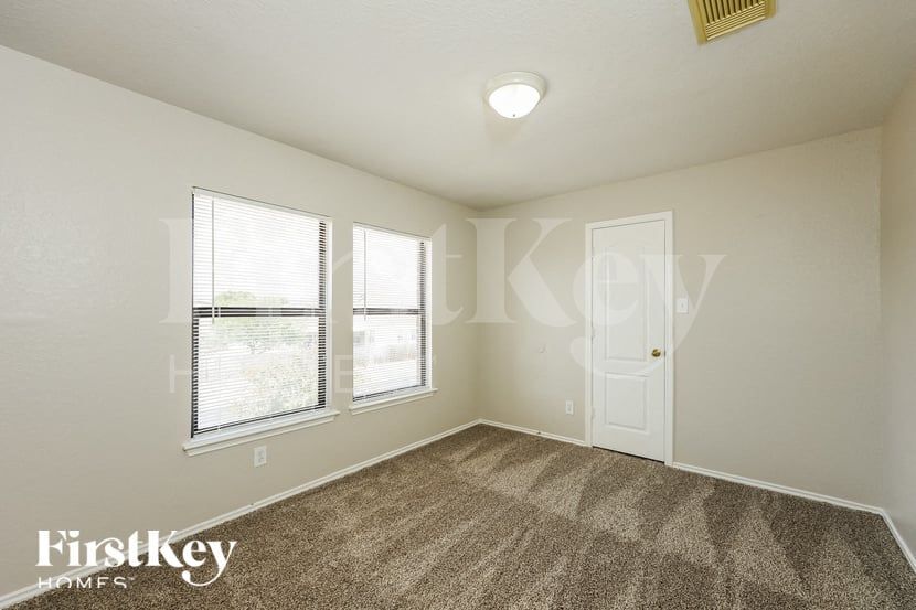 Building Photo - 5060 Viking Coral