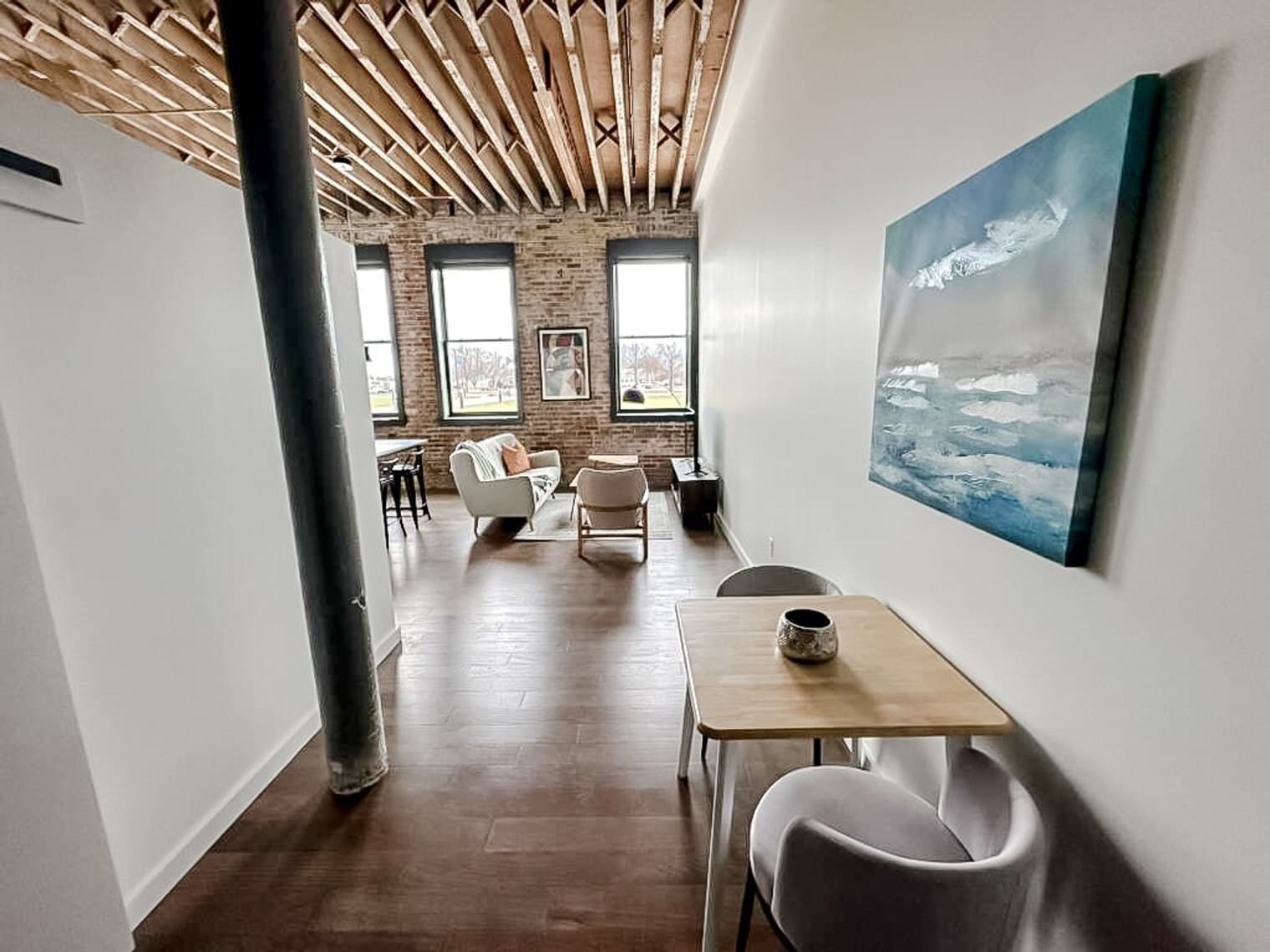 Building Photo - 403 W 4th St N