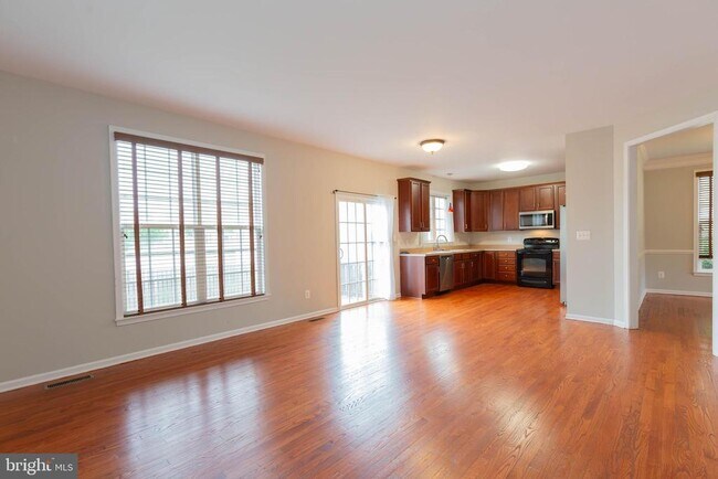 Building Photo - 305 Lewisburg Ln