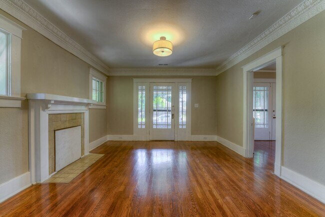 Building Photo - Updated 3 bed/1 bath - walk to Crosstown Concourse