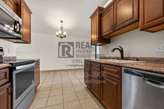 Building Photo - 21 Arrowsmith Dr