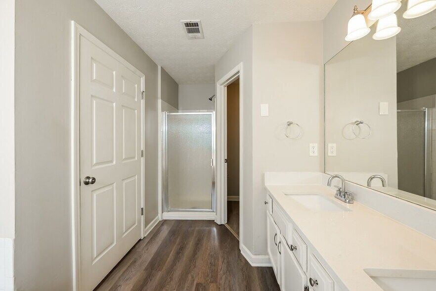 Building Photo - 2092 Wedgewood Dr