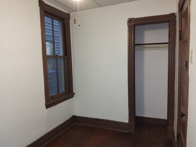 Building Photo - 593 3rd St