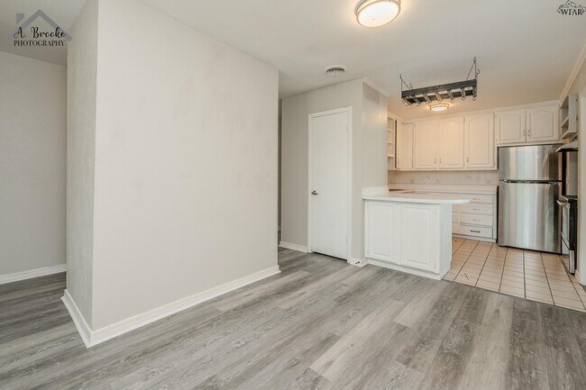 Building Photo - 1400 Phoenix Dr