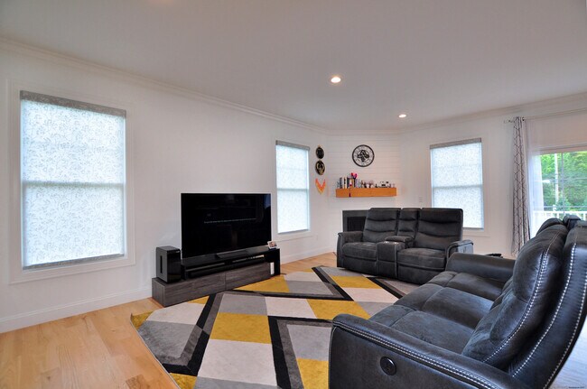 Building Photo - 5 Oakwood Cir