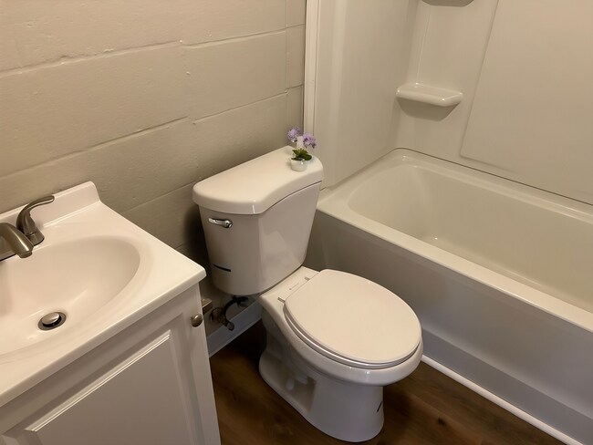 Building Photo - Rent Special on Fully Renovated 2 Bedroom ...