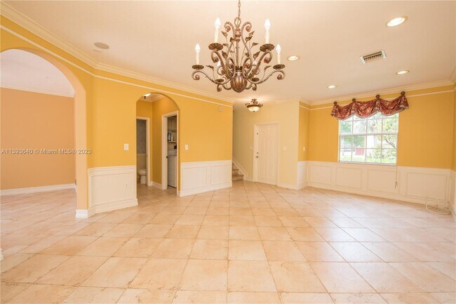 Building Photo - 731 SE 1st St